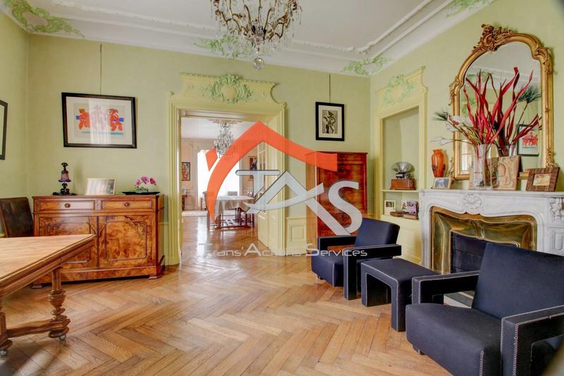 Maison - 374 m² - 10 pièces