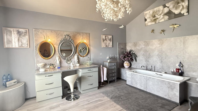 Maison - 220 m² - 7 pièces