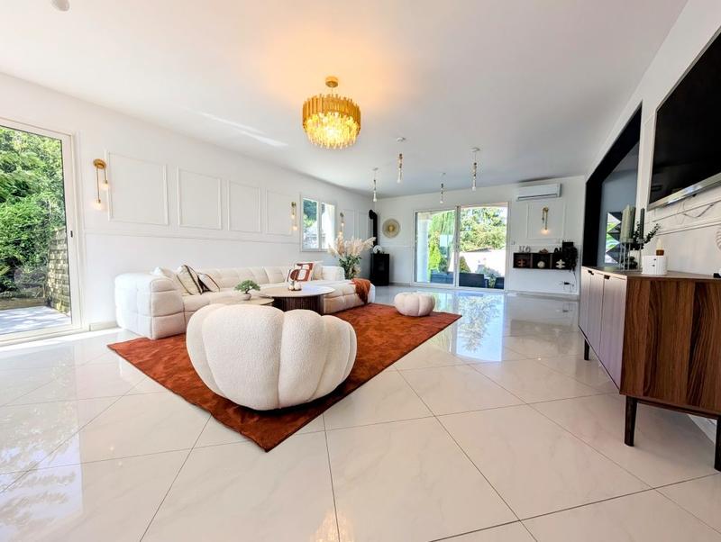 Maison - 355 m² - 8 pièces