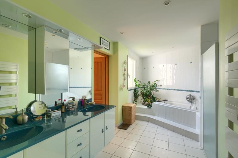 Maison - 300 m² - 8 pièces