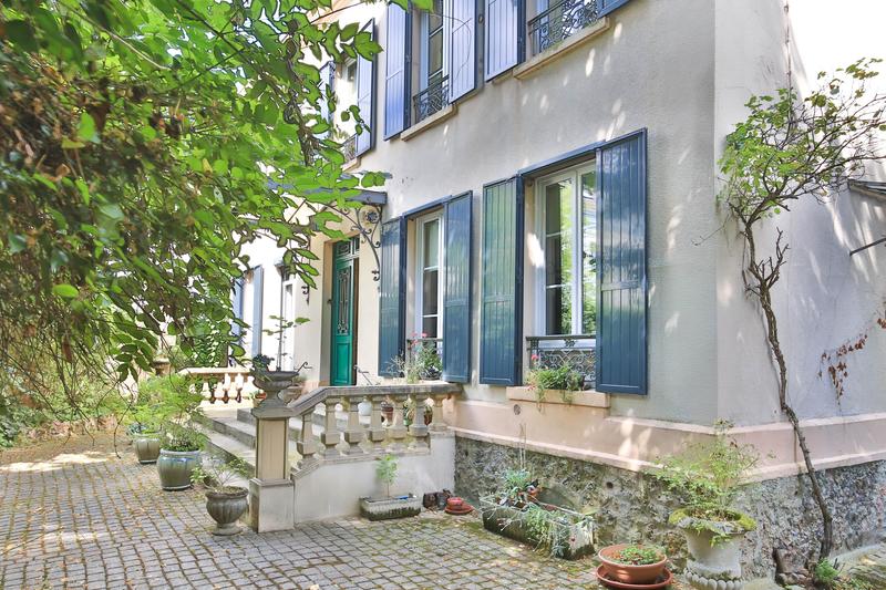 Maison - 330 m² - 10 pièces