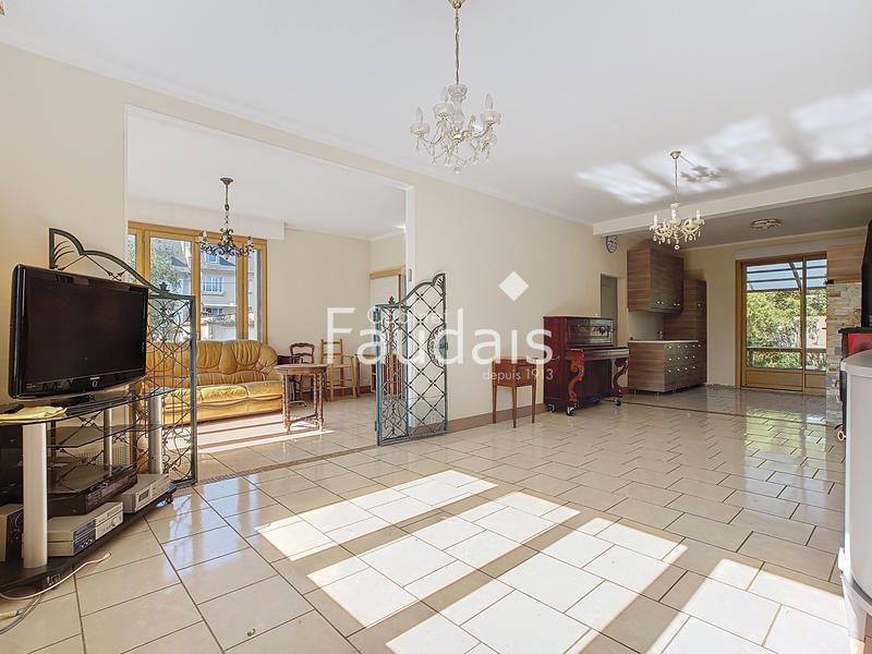 Maison - 178 m² - 9 pièces