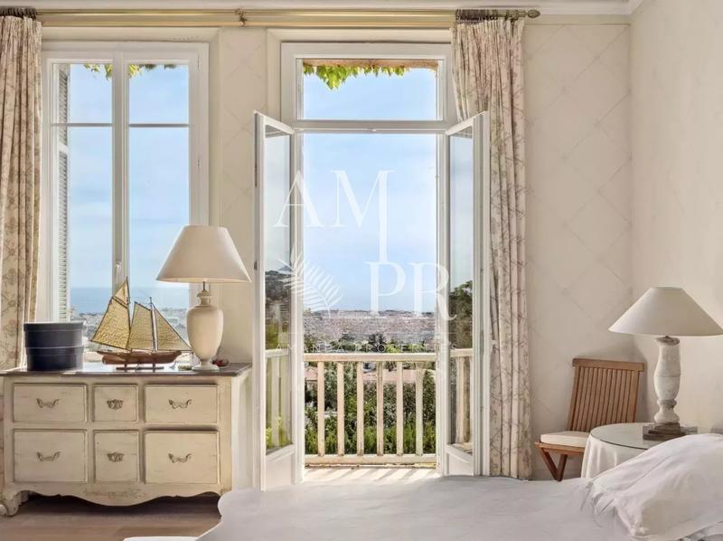 Maison - 682 m² - 11 pièces