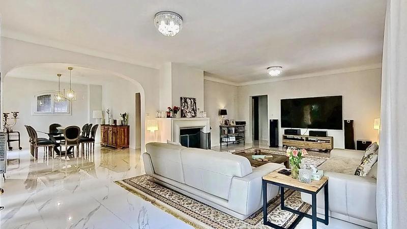 Villa - 222 m² - 6 pièces