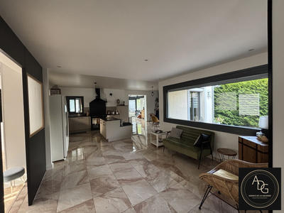 Maison - 210 m² - 6 pièces