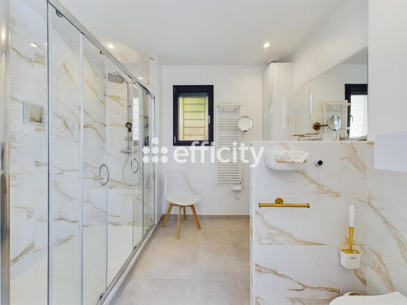 Maison - 200 m² - 7 pièces