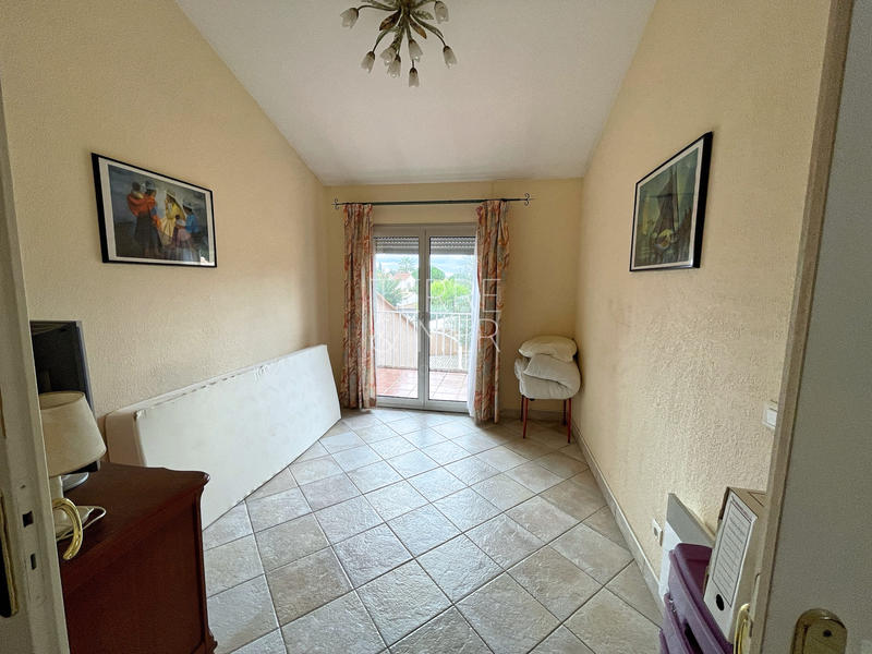 Maison - 240 m² - 7 pièces