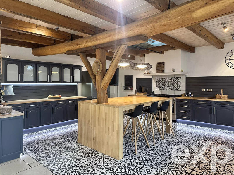 Maison - 304 m² - 10 pièces