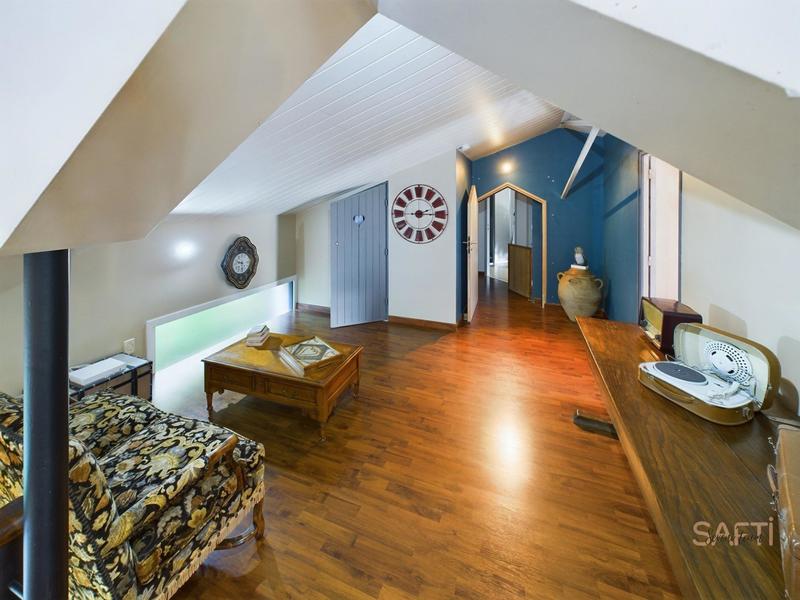 Maison - 223 m² - 8 pièces