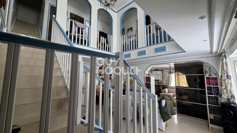 Maison - 275 m² - 12 pièces