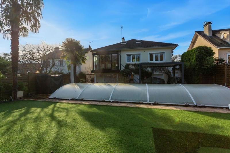 Maison - 238 m² - 11 pièces