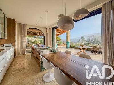 Maison - 245 m² - 5 pièces