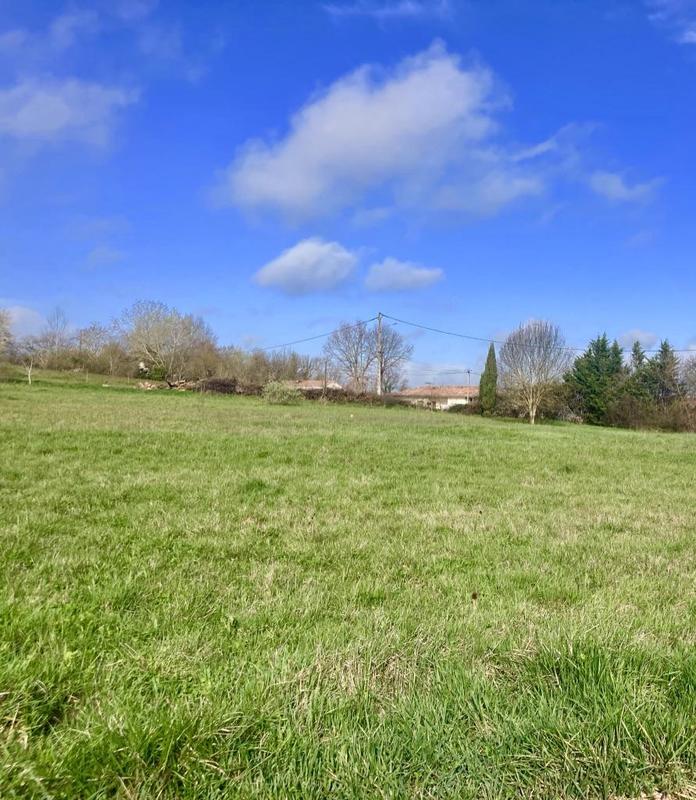 Terrain constructible - 1 700 m²