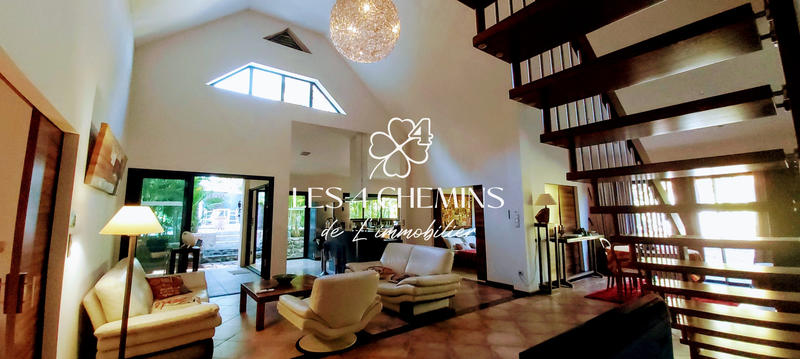 Villa - 220 m² - 6 pièces