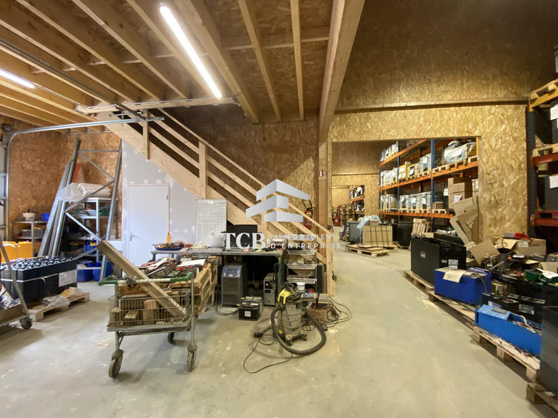 Local d'activités - 166 m²
