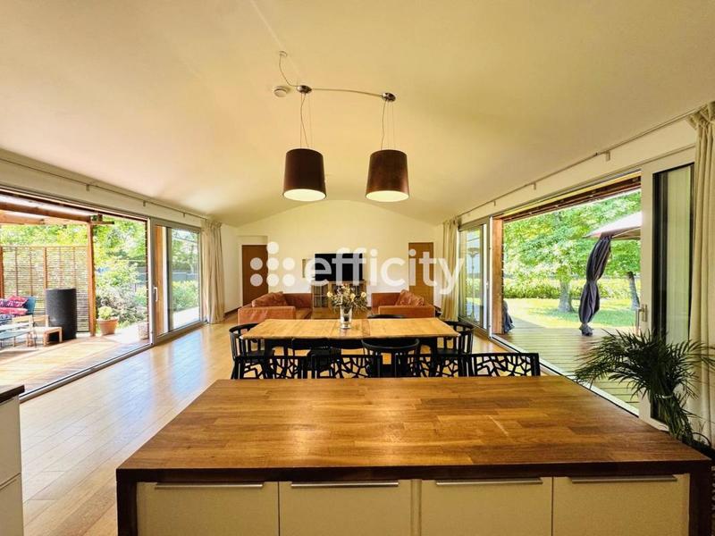 Maison - 240 m² - 10 pièces