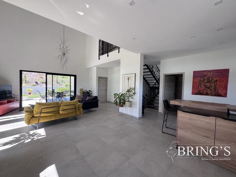 Maison - 222 m² - 7 pièces