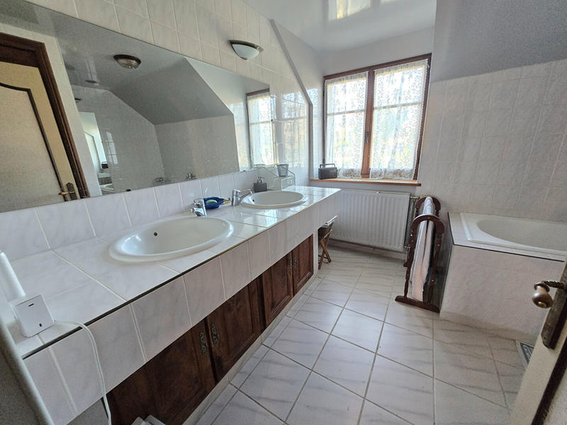 Maison - 240 m² - 7 pièces