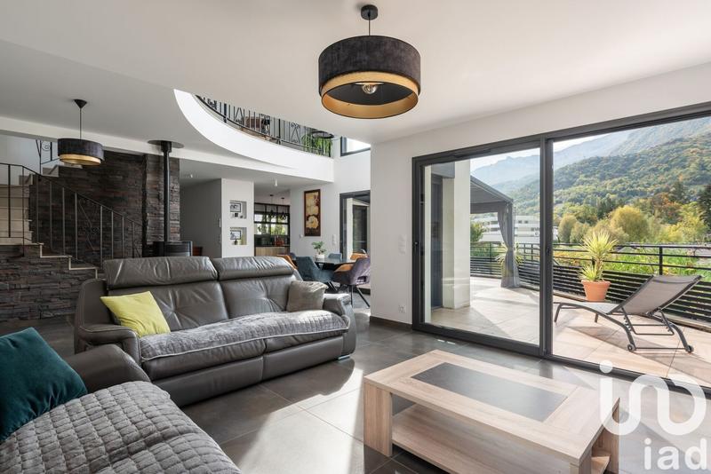 Maison - 220 m² - 7 pièces