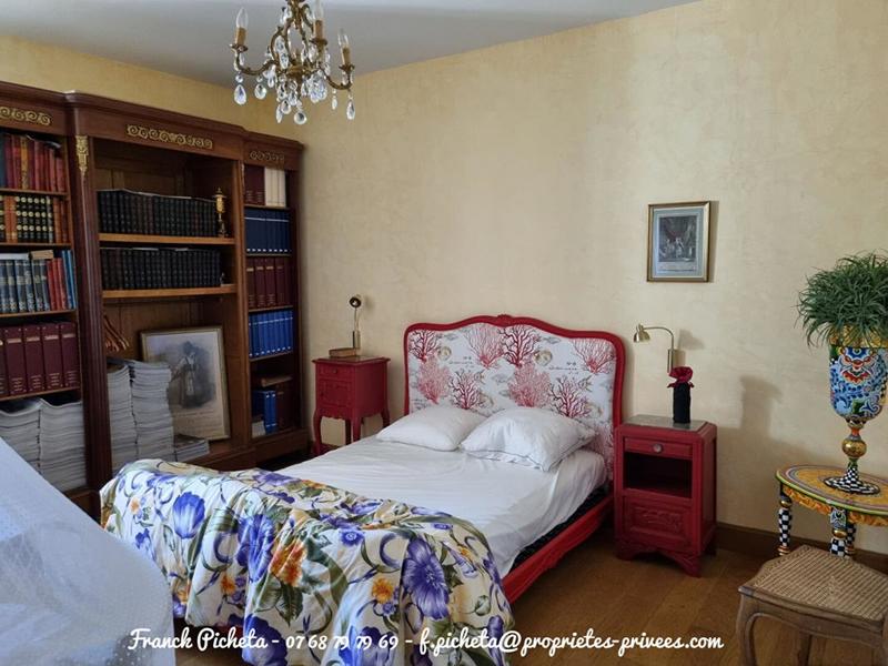 Demeure - 1 000 m² - 17 pièces