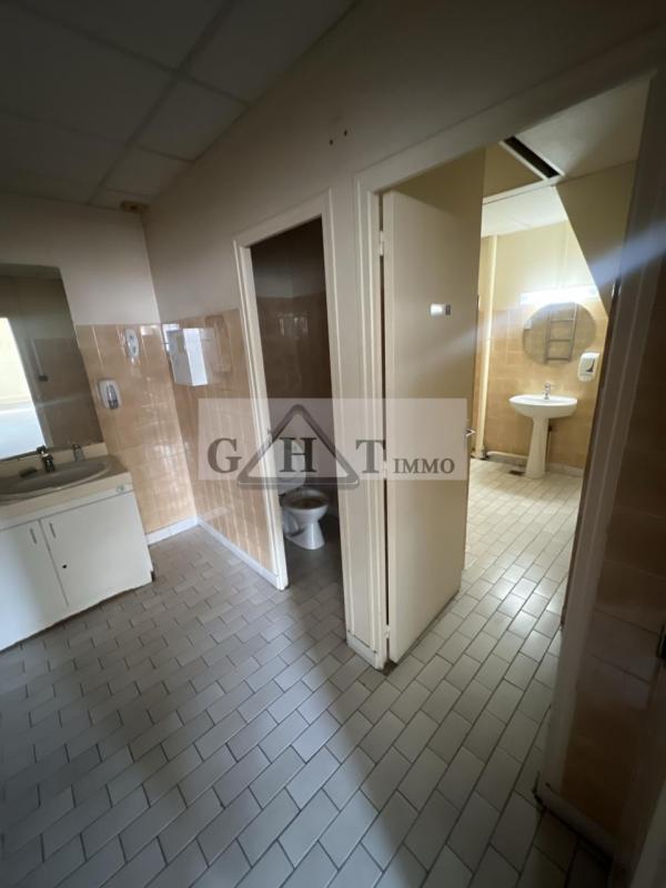 Entrepôt - 1 240 m²