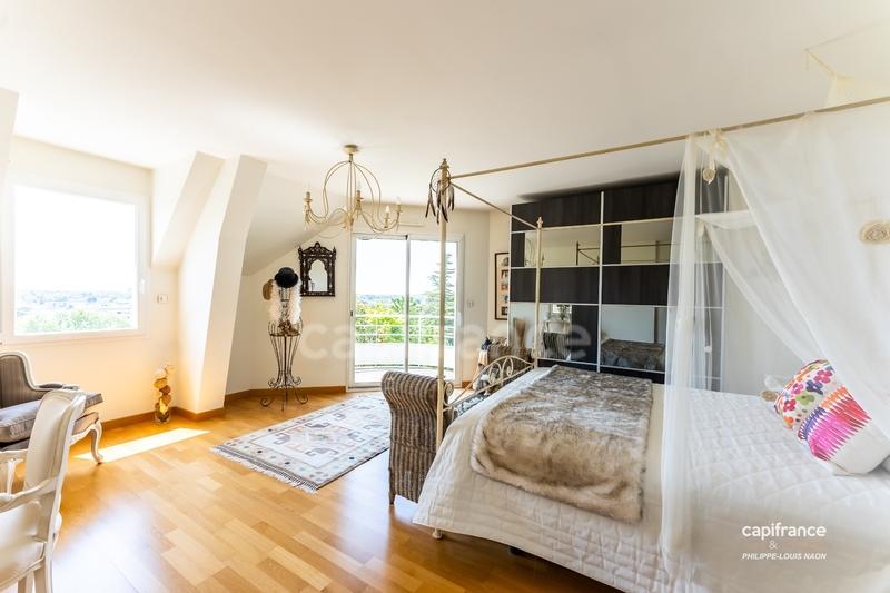 Maison - 243 m² - 8 pièces