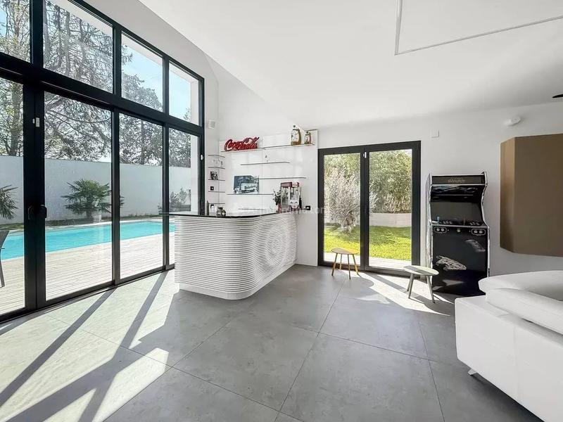 Maison - 334 m² - 11 pièces