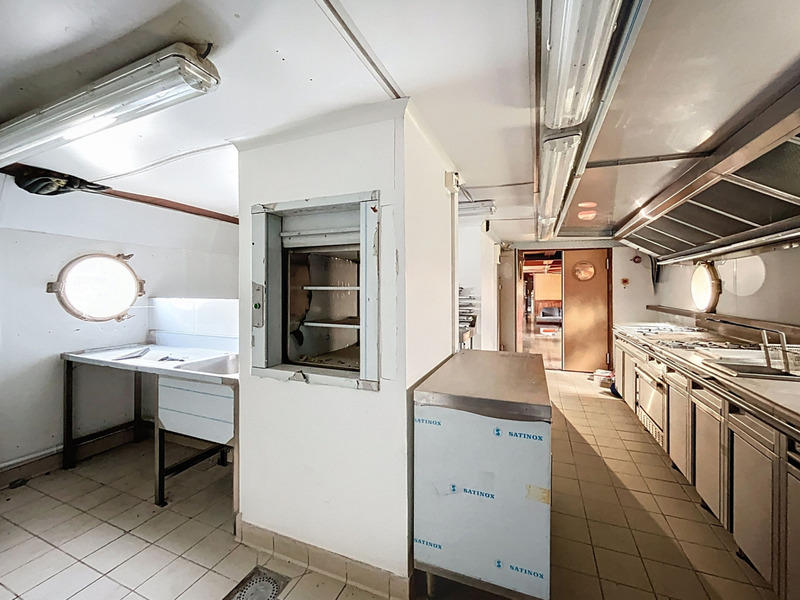 Péniche - 204 m² - 5 pièces