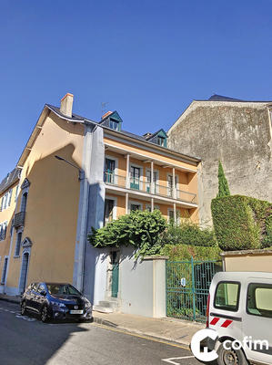 Maison - 272 m² - 10 pièces