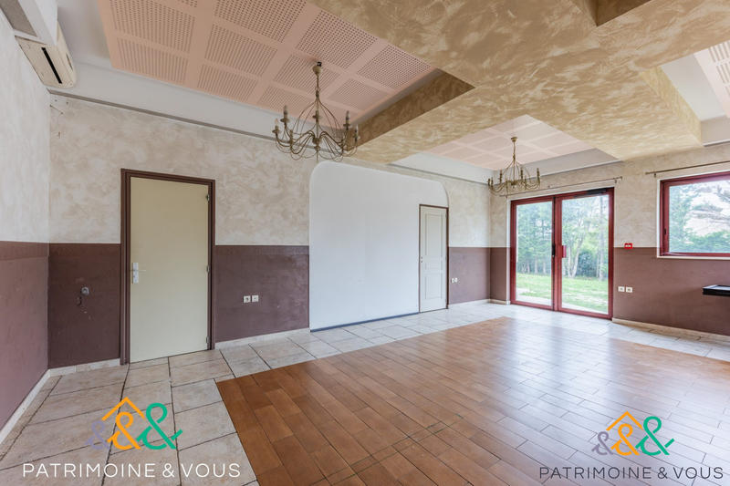 Local commercial - 1 175 m² - 28 pièces