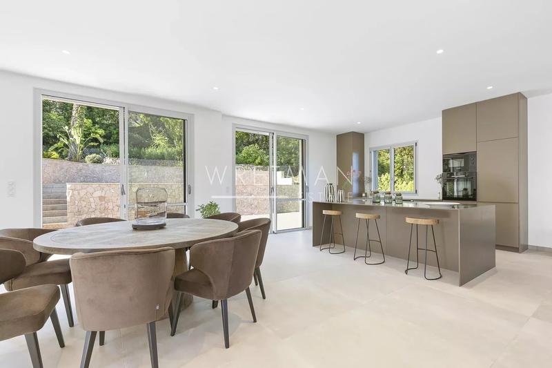 Maison - 243 m² - 6 pièces