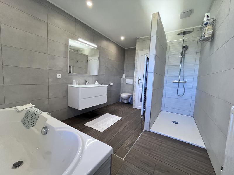 Maison traditionnelle - 230 m² - 9 pièces