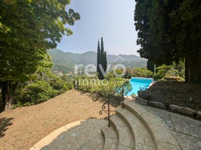 Maison - 255 m² - 7 pièces