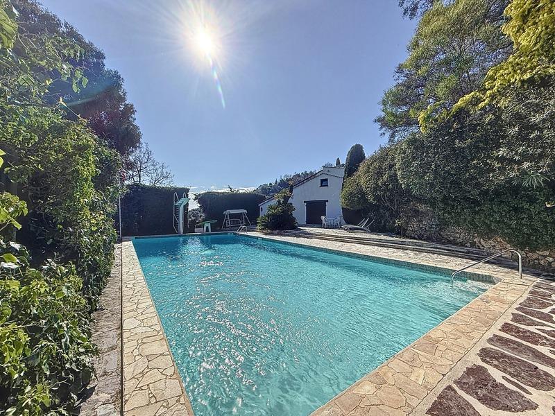 Propriété - 650 m² - 14 pièces