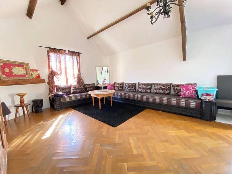 Maison - 238 m² - 10 pièces