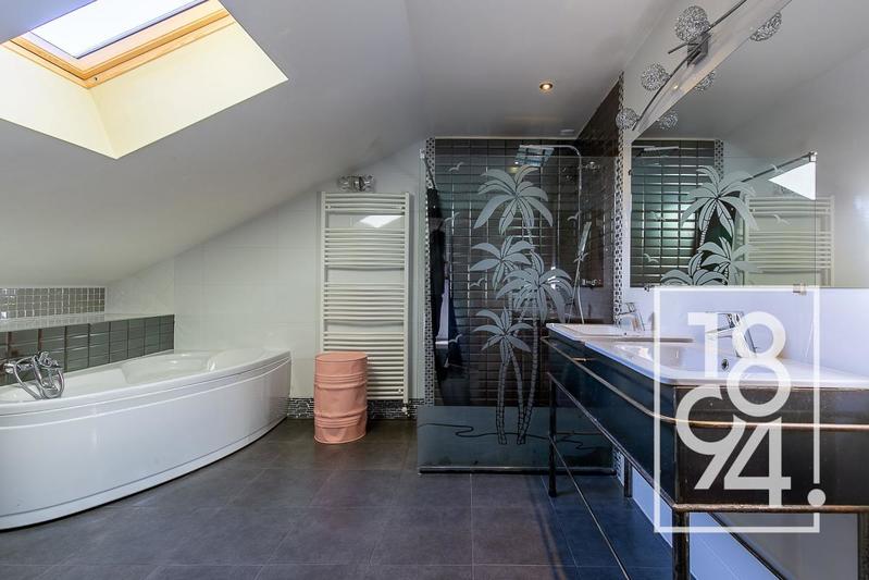 Maison - 235 m² - 8 pièces