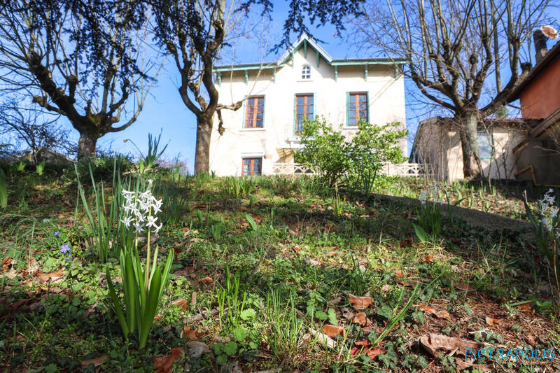 Maison - 250 m² - 8 pièces