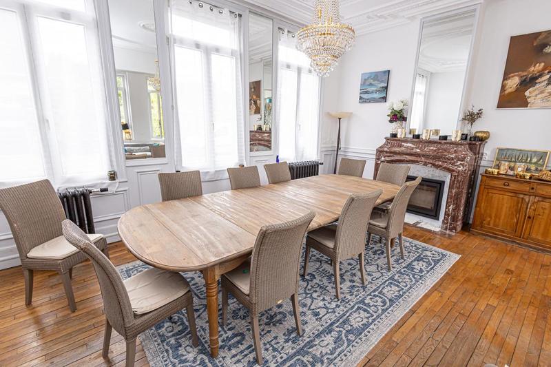 Maison - 330 m² - 10 pièces