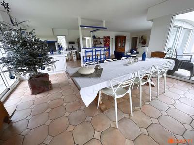 Maison - 220 m² - 8 pièces