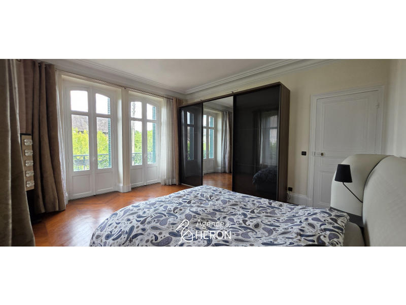 Maison - 240 m² - 9 pièces