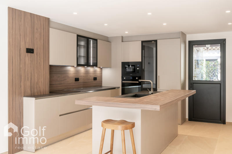 Maison - 300 m² - 8 pièces