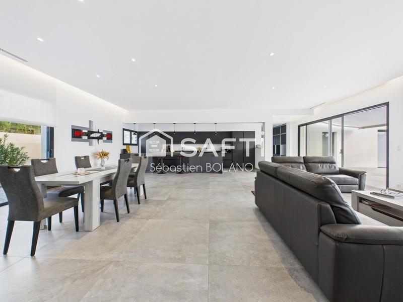 Maison - 250 m² - 6 pièces