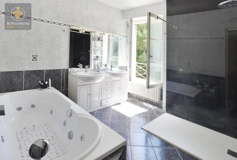 Maison - 333 m² - 10 pièces