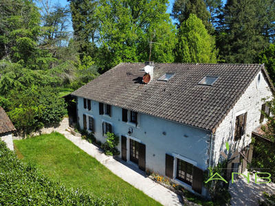 Maison - 332 m² - 8 pièces