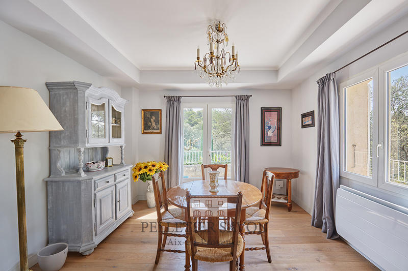 Maison - 225 m² - 7 pièces