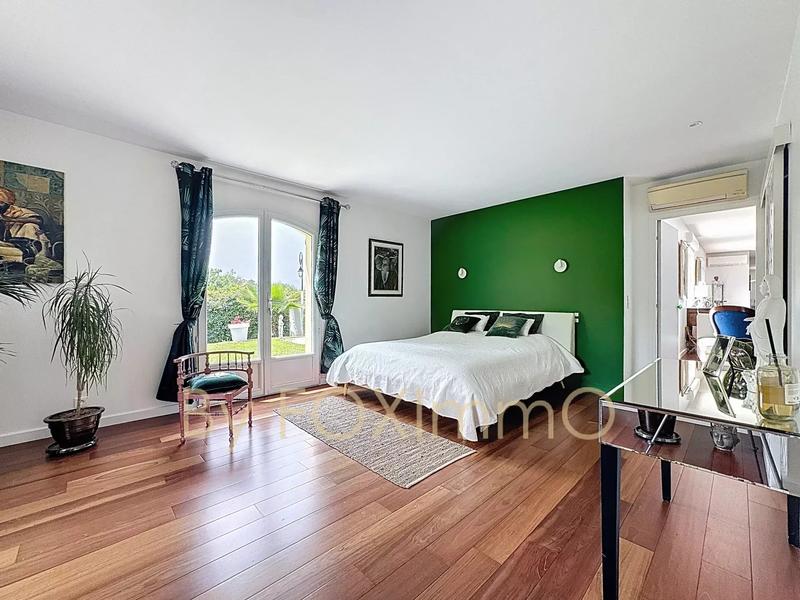 Maison - 230 m² - 6 pièces