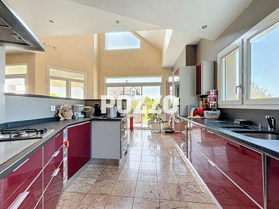 Maison - 210 m² - 8 pièces