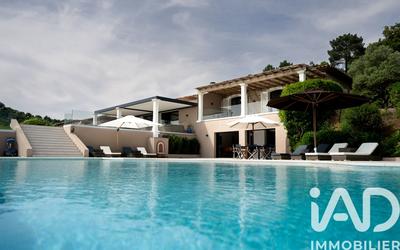 Maison - 370 m² - 7 pièces