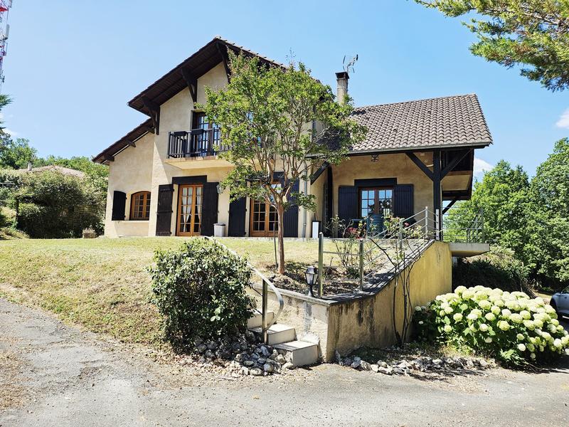 Maison - 9 597 m² - 5 pièces