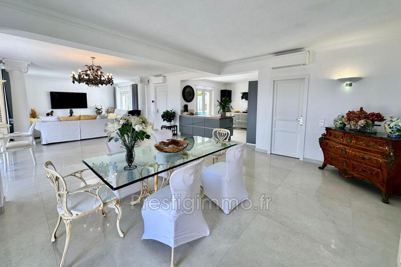 Maison - 280 m² - 8 pièces